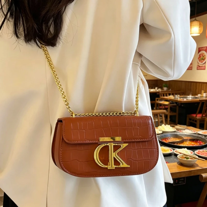 Classic and elegant women's crossbody bag, luxurious design handbag with letter markings, fashionable shoulder bag
Classic and elegant women's crossbody bag, luxurious design handbag with letter markings, fashionable shoulder bag
