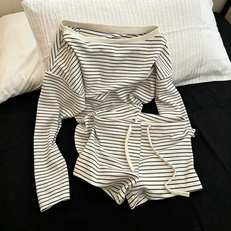 Spring Autumn New Pajamas Sets Women's Korean Style Lazy Long-sleeved Off Shoulders Tees Top Stripes Shorts Home & Out Wear Set
Spring Autumn New Pajamas Sets Women's Korean Style Lazy Long-sleeved Off Shoulders Tees Top Stripes Shorts Home & Out Wear Set