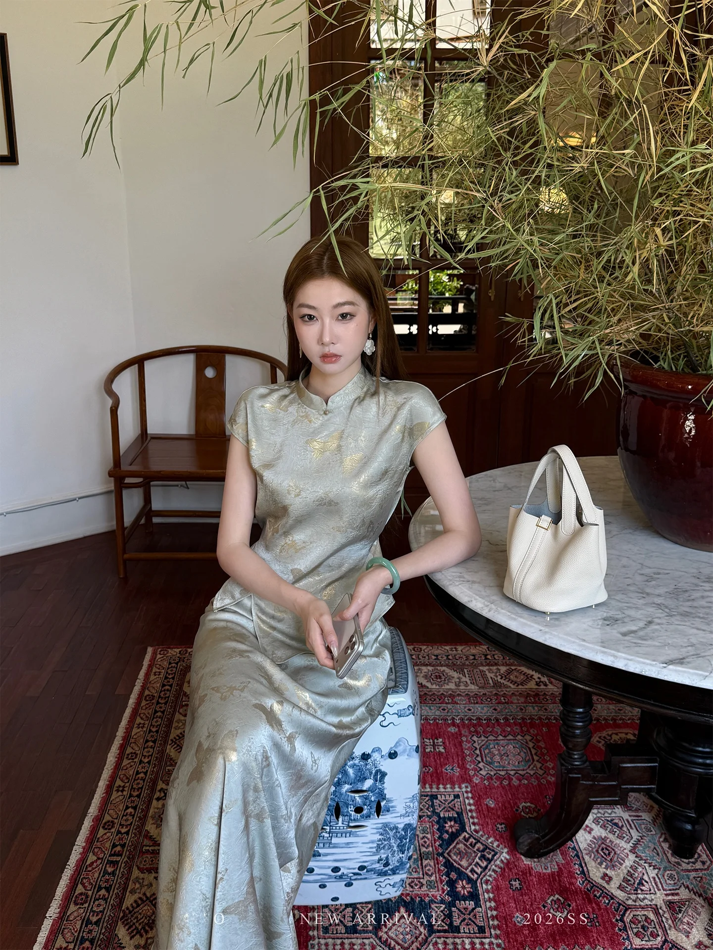 Elegant Iris Lumina Chinese Style Short Sleeve Embroidered Satin Set High Waist Zipper Design Summer Fashion Women's Ensemble
Elegant Iris Lumina Chinese Style Short Sleeve Embroidered Satin Set High Waist Zipper Design Summer Fashion Women's Ensemble