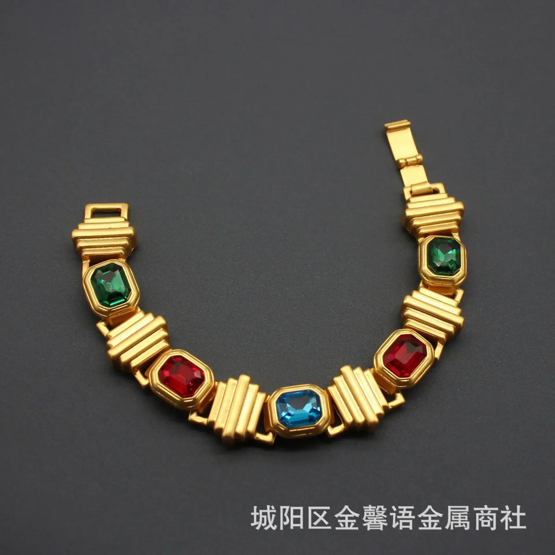 Medieval Personality Vintage Western Antique Electroplated Real Gold Seine River Colored Gemstone Bracelet
Medieval Personality Vintage Western Antique Electroplated Real Gold Seine River Colored Gemstone Bracelet