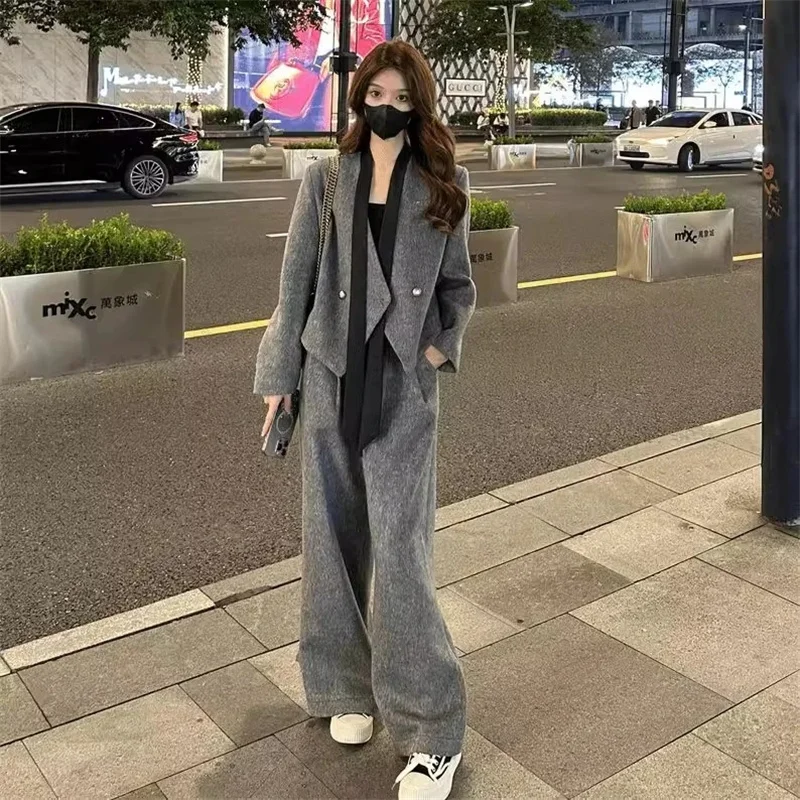 Французский высококачественный модный спортивный костюм для женщин, весенне-осеннее шерстяное пальто с v-образным вырезом, широкие брюки, повседневный комплект из двух предметов
Французский высококачественный модный спортивный костюм для женщин, весенне-осеннее шерстяное пальто с v-образным вырезом, широкие брюки, повседневный комплект из двух предметов