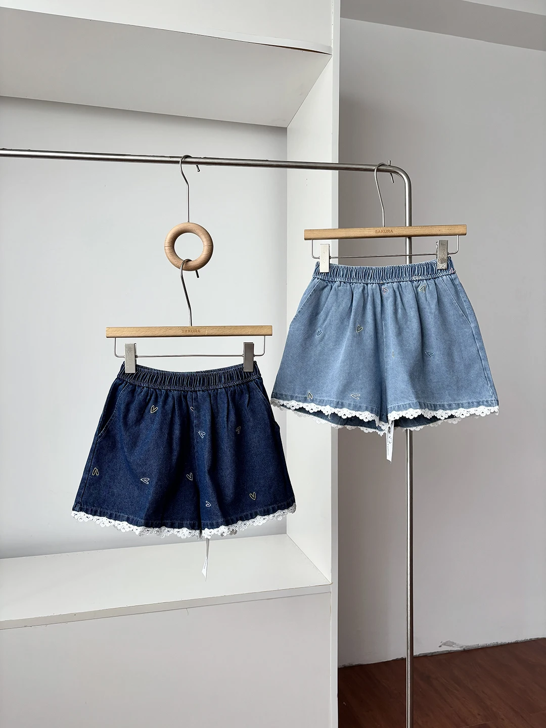 Sweet Youthful Lace Trim Embroidered High Waist Loose Fit Blue Jeans Shorts Women's Summer New Style Versatile High Waist Shorts
Sweet Youthful Lace Trim Embroidered High Waist Loose Fit Blue Jeans Shorts Women's Summer New Style Versatile High Waist Shorts