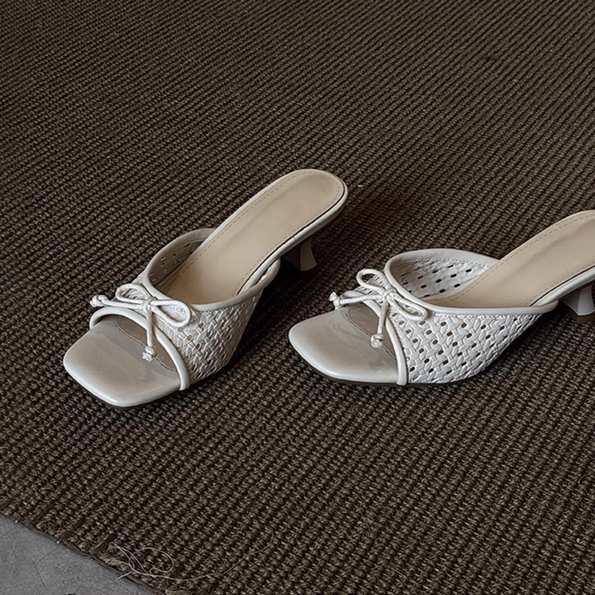 Women Woven Hollow Slippers with Bow Design One Line Slippers with Exposed Toes Square Toe High-heeled Sandals Comfortable
Women Woven Hollow Slippers with Bow Design One Line Slippers with Exposed Toes Square Toe High-heeled Sandals Comfortable