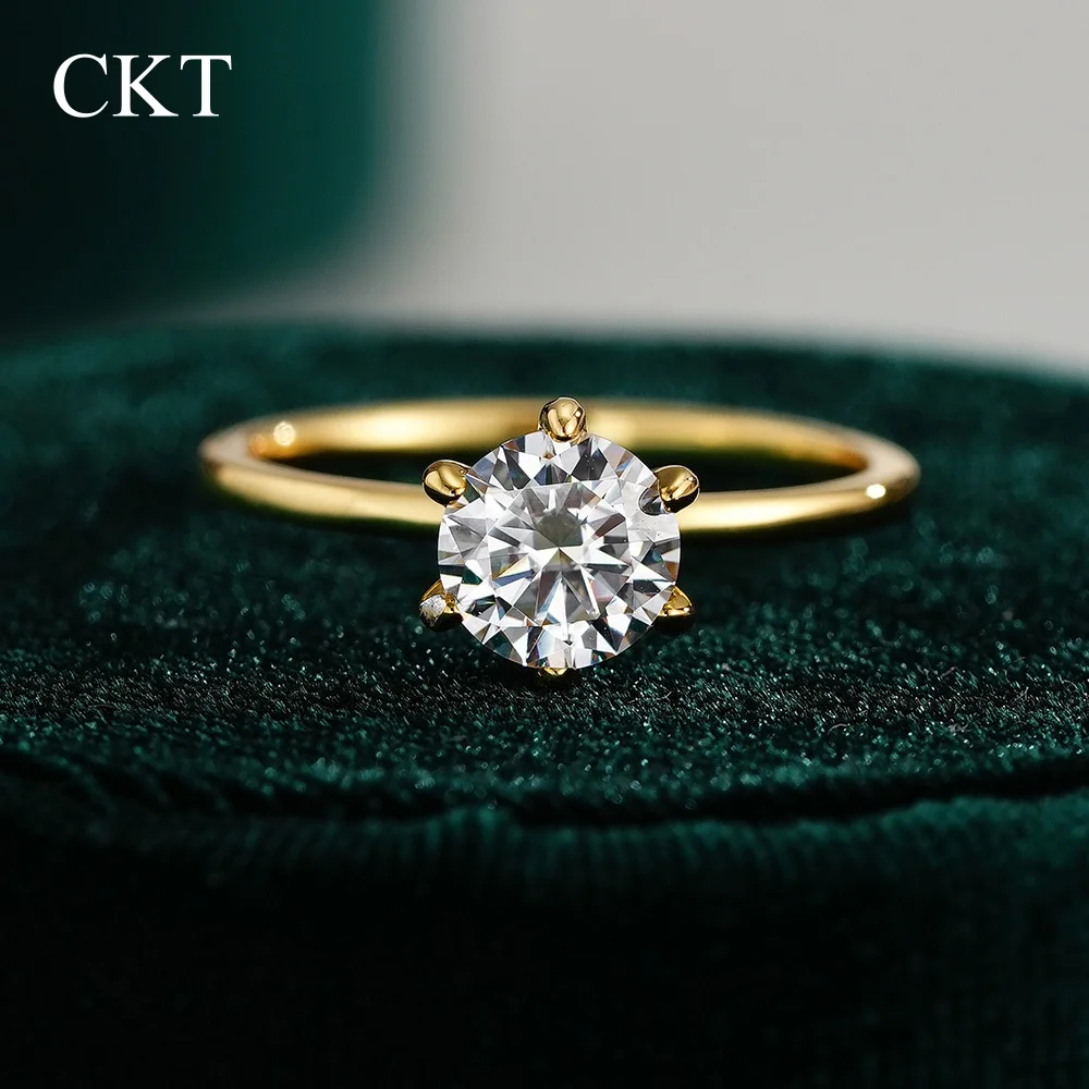 CKT Original 18K Gold Six-claw Simple Round Rings for Women Real Party 1ct Moissanite Ring Wedding Luxury Quality Fine Jewelry
CKT Original 18K Gold Six-claw Simple Round Rings for Women Real Party 1ct Moissanite Ring Wedding Luxury Quality Fine Jewelry