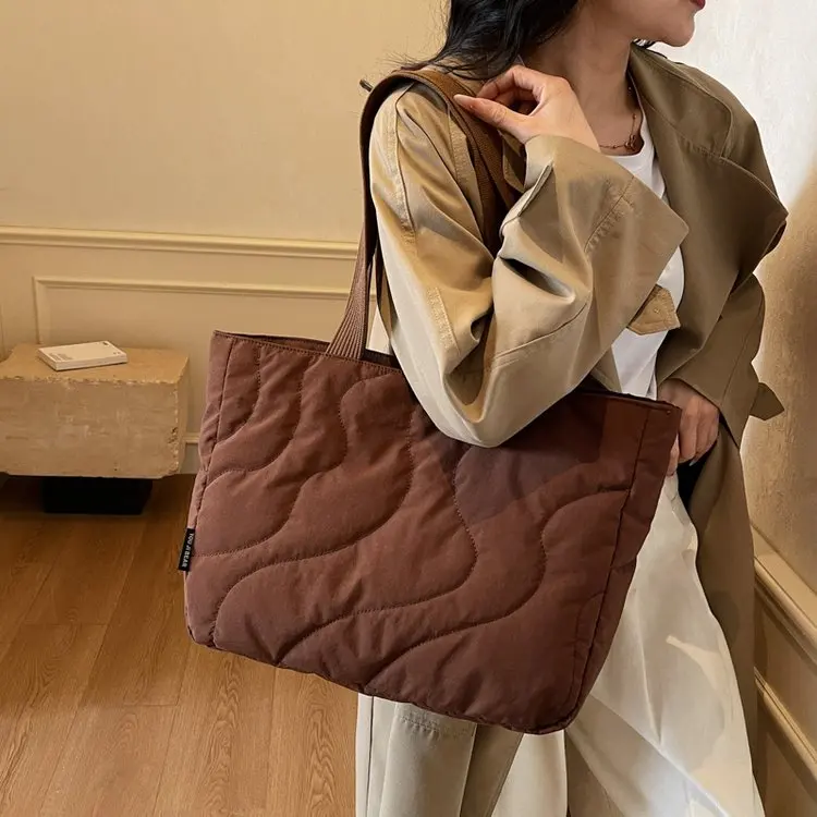 Winter Fashion Padded Women's Bag High Quality Soft Quilted Shoulder Bags Large Capacity Tote Minimalist Casual Fabric Handbag
Winter Fashion Padded Women's Bag High Quality Soft Quilted Shoulder Bags Large Capacity Tote Minimalist Casual Fabric Handbag