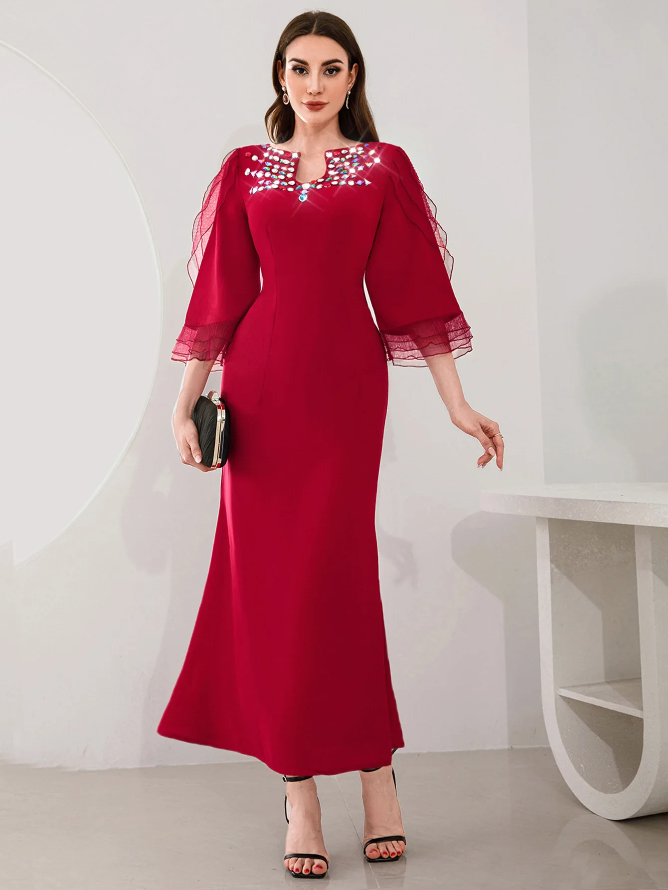 Islamic Muslim women's red Dubai evening dress with handmade diamond studded neckline, ruffled sleeves, slim fit fishtail dress
Islamic Muslim women's red Dubai evening dress with handmade diamond studded neckline, ruffled sleeves, slim fit fishtail dress