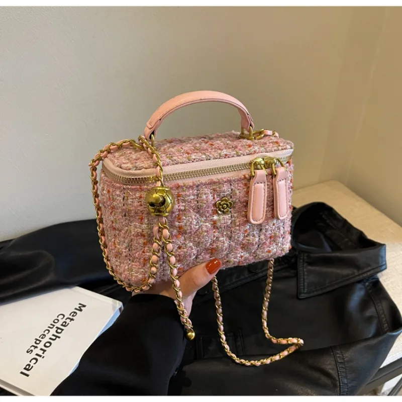 Fashionable Sequined Women's Shoulder Bag Small Square Design with Slanted Wool Chain Popular Niche Wallet And Handbag
Fashionable Sequined Women's Shoulder Bag Small Square Design with Slanted Wool Chain Popular Niche Wallet And Handbag