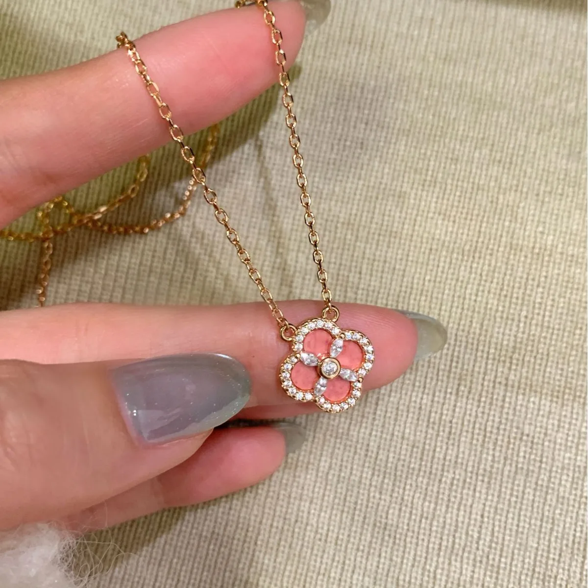 2026 New Sparkling Diamond Powder Clover Necklace Dopamine Women's Jewelry Gift
2026 New Sparkling Diamond Powder Clover Necklace Dopamine Women's Jewelry Gift