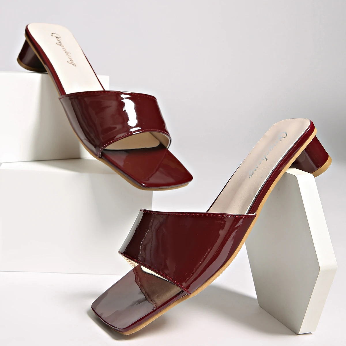 Кристально чистые прозрачные тапочки, женская обувь, удобная новая летняя женская обувь на среднем каблуке, женские модные крутые шлепанцы
Кристально чистые прозрачные тапочки, женская обувь, удобная новая летняя женская обувь на среднем каблуке, женские модные крутые шлепанцы