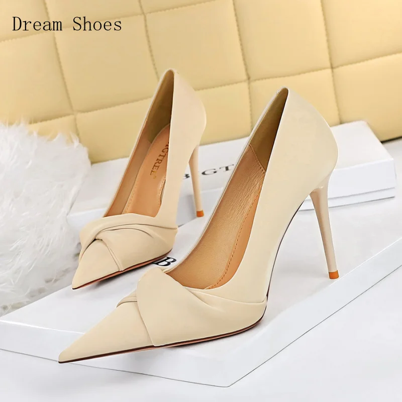 Элегантные банкетные туфли на высоком каблуке в корейском стиле в сочетании с платьем, тонкие женские туфли с острым носком и бантом
Элегантные банкетные туфли на высоком каблуке в корейском стиле в сочетании с платьем, тонкие женские туфли с острым носком и бантом