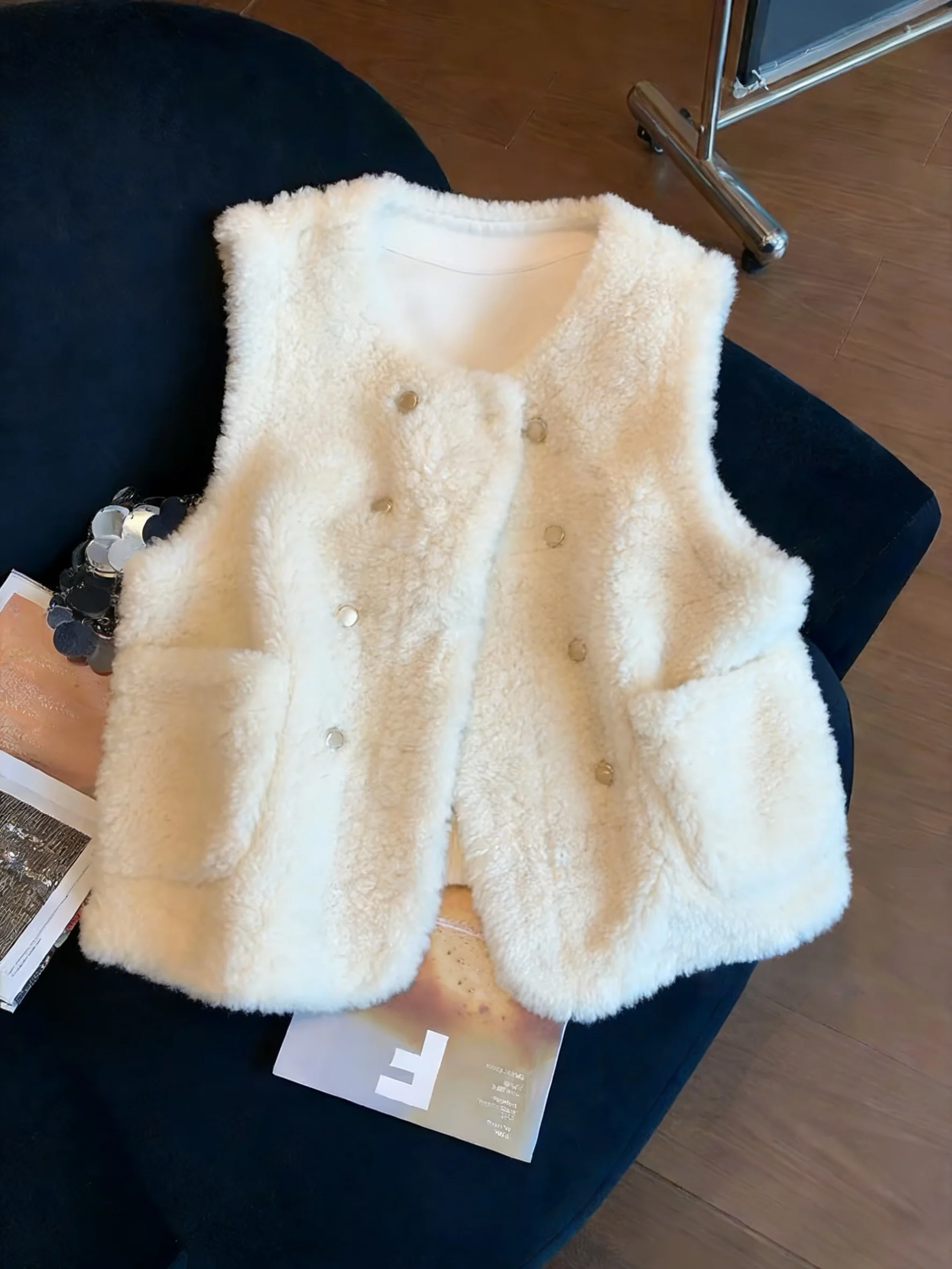 Уникальный милый жилет из овечьей шерсти для женщин, осенне-зимний, маленький размер, повседневный, универсальный, модный, с круглым вырезом, новый дизайн
Уникальный милый жилет из овечьей шерсти для женщин, осенне-зимний, маленький размер, повседневный, универсальный, модный, с круглым вырезом, новый дизайн