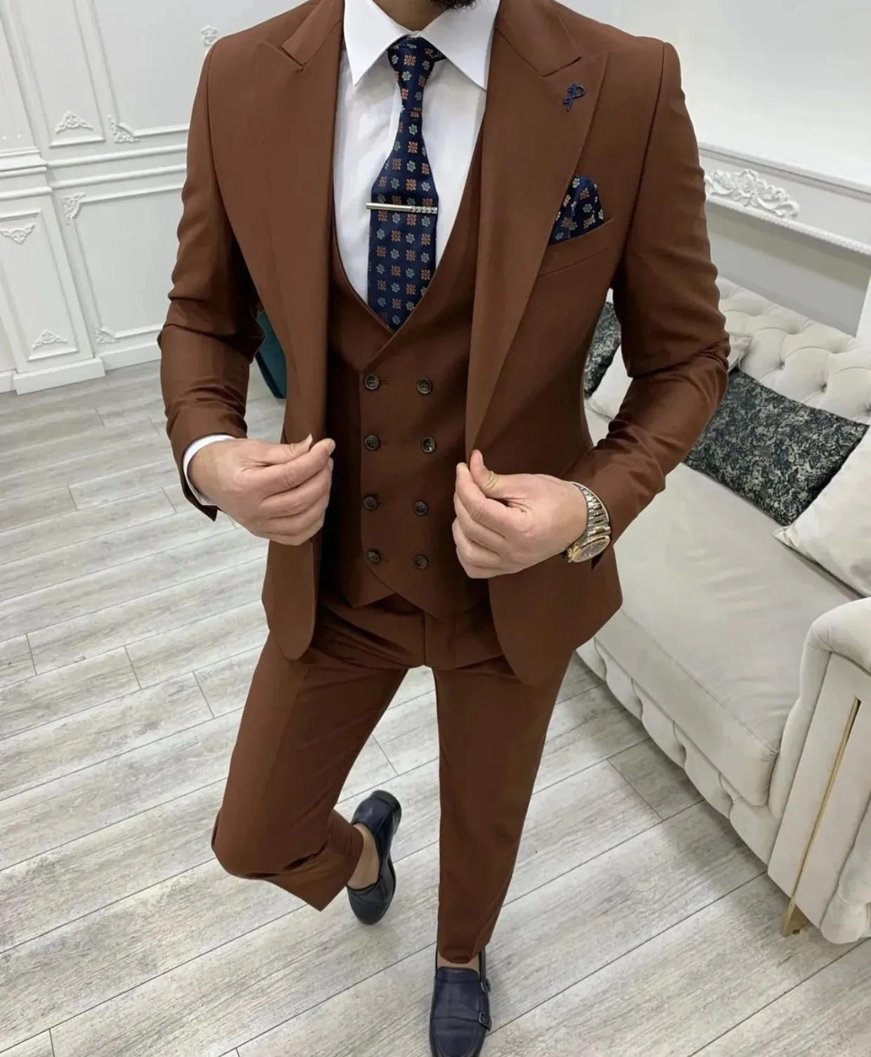 Classic Wedding Tuxedos Groom Suits For Men (Jacket +Pants+Vest ) Business Outfits Peaked Collar One Button
Classic Wedding Tuxedos Groom Suits For Men (Jacket +Pants+Vest ) Business Outfits Peaked Collar One Button