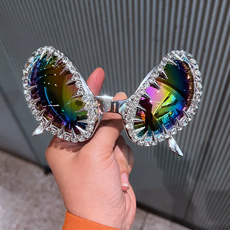 New Personalized Men Women Alien Glasses Funny Festival Ball Style Party Fashion Cool Rivets Sunglasses Metal Chain Punk Eyewear
New Personalized Men Women Alien Glasses Funny Festival Ball Style Party Fashion Cool Rivets Sunglasses Metal Chain Punk Eyewear