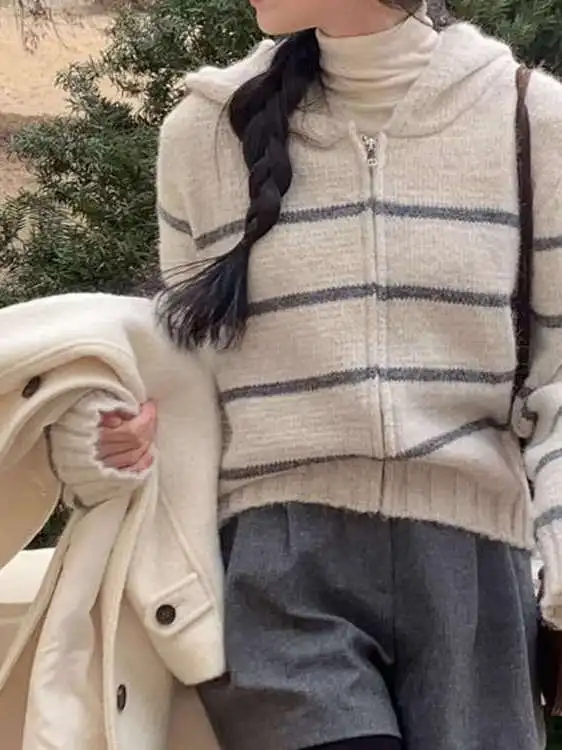 Женский зимний утепленный вязаный кардиган-пальто свободного кроя в полоску с капюшоном, с эффектом похудения, подходит для маленьких размеров
Женский зимний утепленный вязаный кардиган-пальто свободного кроя в полоску с капюшоном, с эффектом похудения, подходит для маленьких размеров