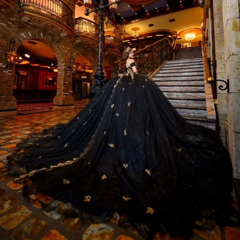 Customized Shiny black Off Shoulder Quinceanera Dress Tull 3D flower applique Lace ruffle Long tail vestidos de 15 Quinceanera
Customized Shiny black Off Shoulder Quinceanera Dress Tull 3D flower applique Lace ruffle Long tail vestidos de 15 Quinceanera