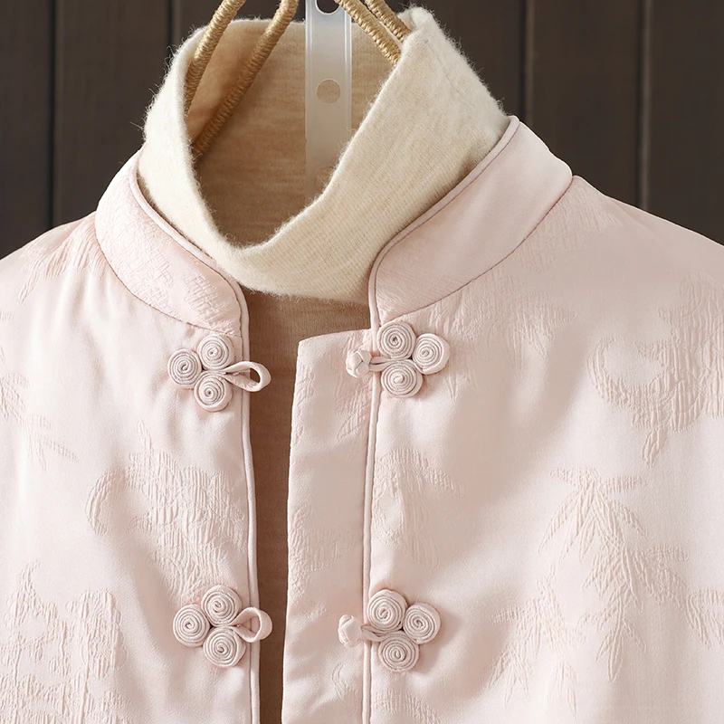 Красный новый китайский хлопковый джет, женская зимняя верхняя одежда, атласная поверхность, цветочная вышивка, праздничная одежда на год
Красный новый китайский хлопковый джет, женская зимняя верхняя одежда, атласная поверхность, цветочная вышивка, праздничная одежда на год