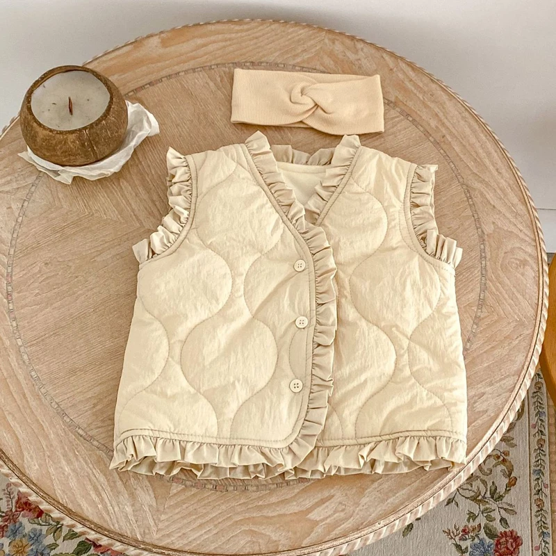 Winter new baby clothing, 0-3 year old female baby, vest cardigan with black fungus edge and cotton clip, thick vest
Winter new baby clothing, 0-3 year old female baby, vest cardigan with black fungus edge and cotton clip, thick vest