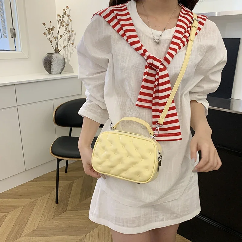 Luxury Women's Diaper Bag Elegant Crossbody Handbag Minimalist Vintage Tote Designer Leather With Unique Letter Logo
Luxury Women's Diaper Bag Elegant Crossbody Handbag Minimalist Vintage Tote Designer Leather With Unique Letter Logo