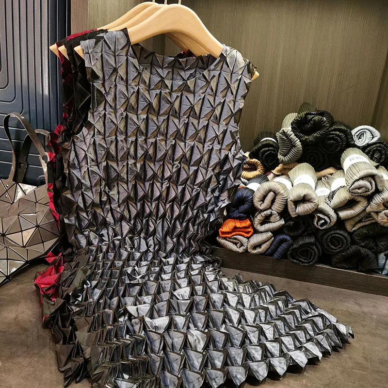 Miyake Ruffled Dresses Irregular Slanted Edge Fold Sleeveless Glossy Skirt Pleat Niche Drapey Loose Undershirt Dress Woman
Miyake Ruffled Dresses Irregular Slanted Edge Fold Sleeveless Glossy Skirt Pleat Niche Drapey Loose Undershirt Dress Woman