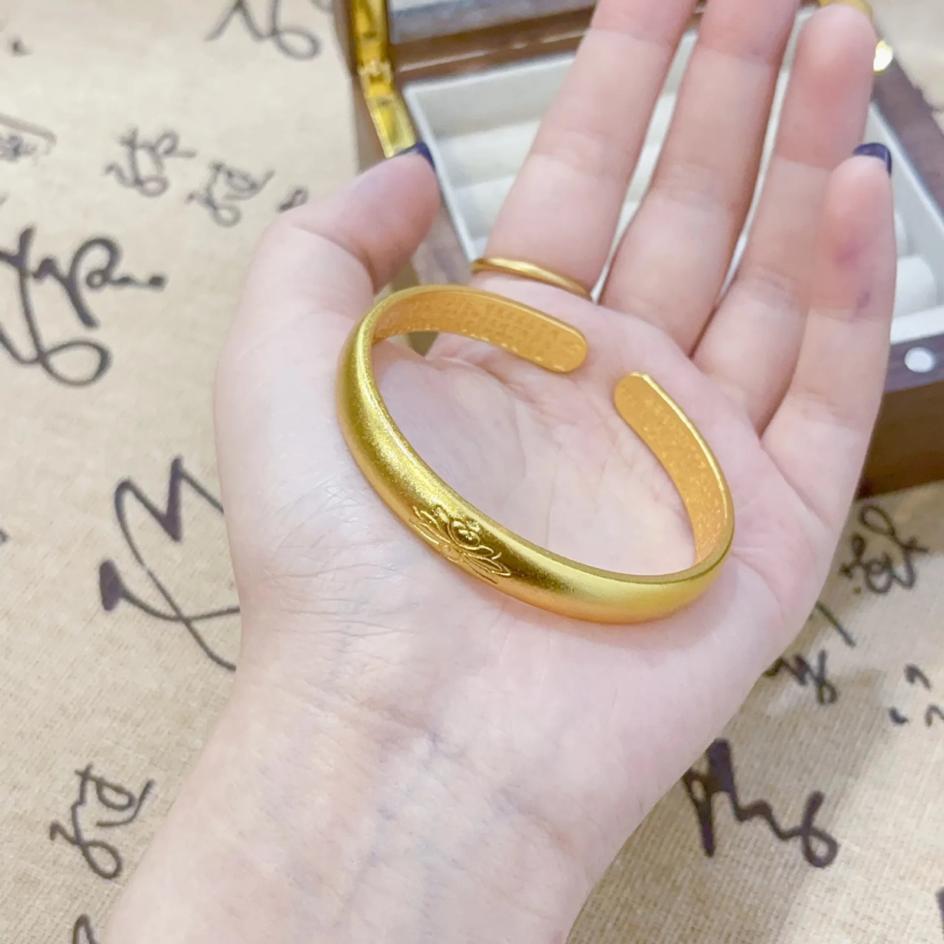 Luxury 24K 9999 Pure Gold real gold Ancient Lotus Open Heart sutra Bracelet Women's Bracelet
Luxury 24K 9999 Pure Gold real gold Ancient Lotus Open Heart sutra Bracelet Women's Bracelet