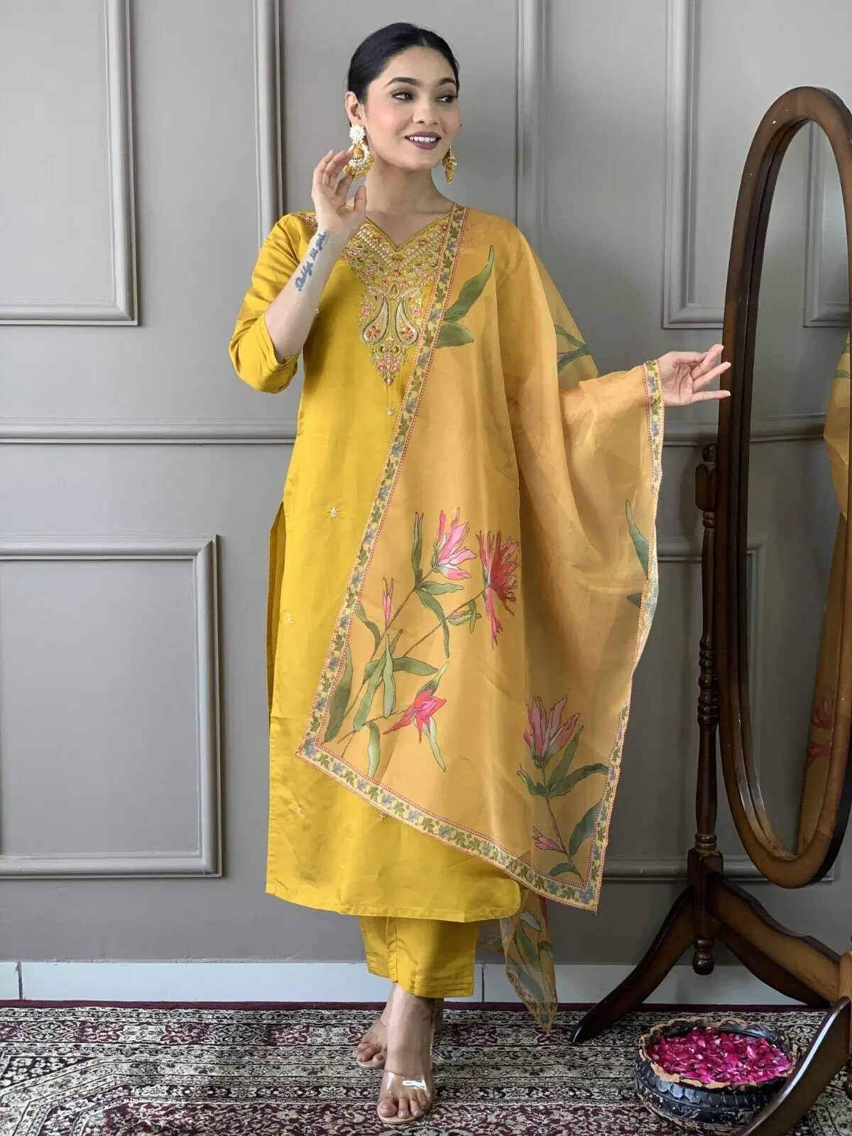 Yellow V-neck Salwar Kameez Collar Embroidered Sequin Decoration Kurta Palazzo Dupatta Set Pakistan Wedding
Yellow V-neck Salwar Kameez Collar Embroidered Sequin Decoration Kurta Palazzo Dupatta Set Pakistan Wedding
