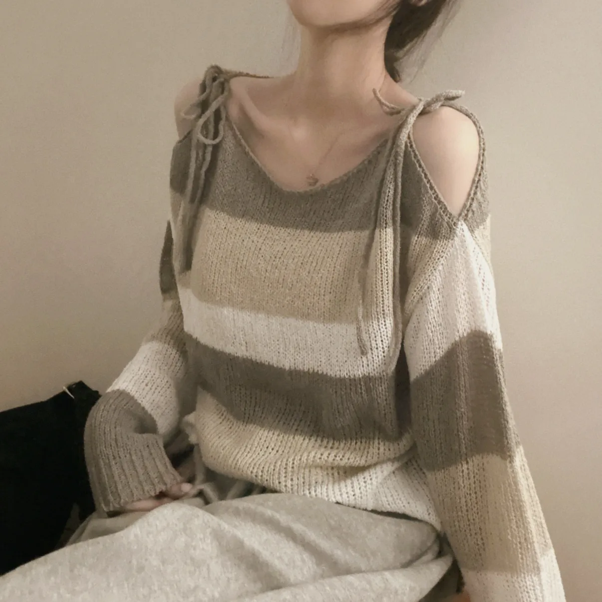 Korean Style Loose Women's Sweater Sexy Ribbon Knot Knitted Open Split Polyester Fiber Casual Ladies Top
Korean Style Loose Women's Sweater Sexy Ribbon Knot Knitted Open Split Polyester Fiber Casual Ladies Top