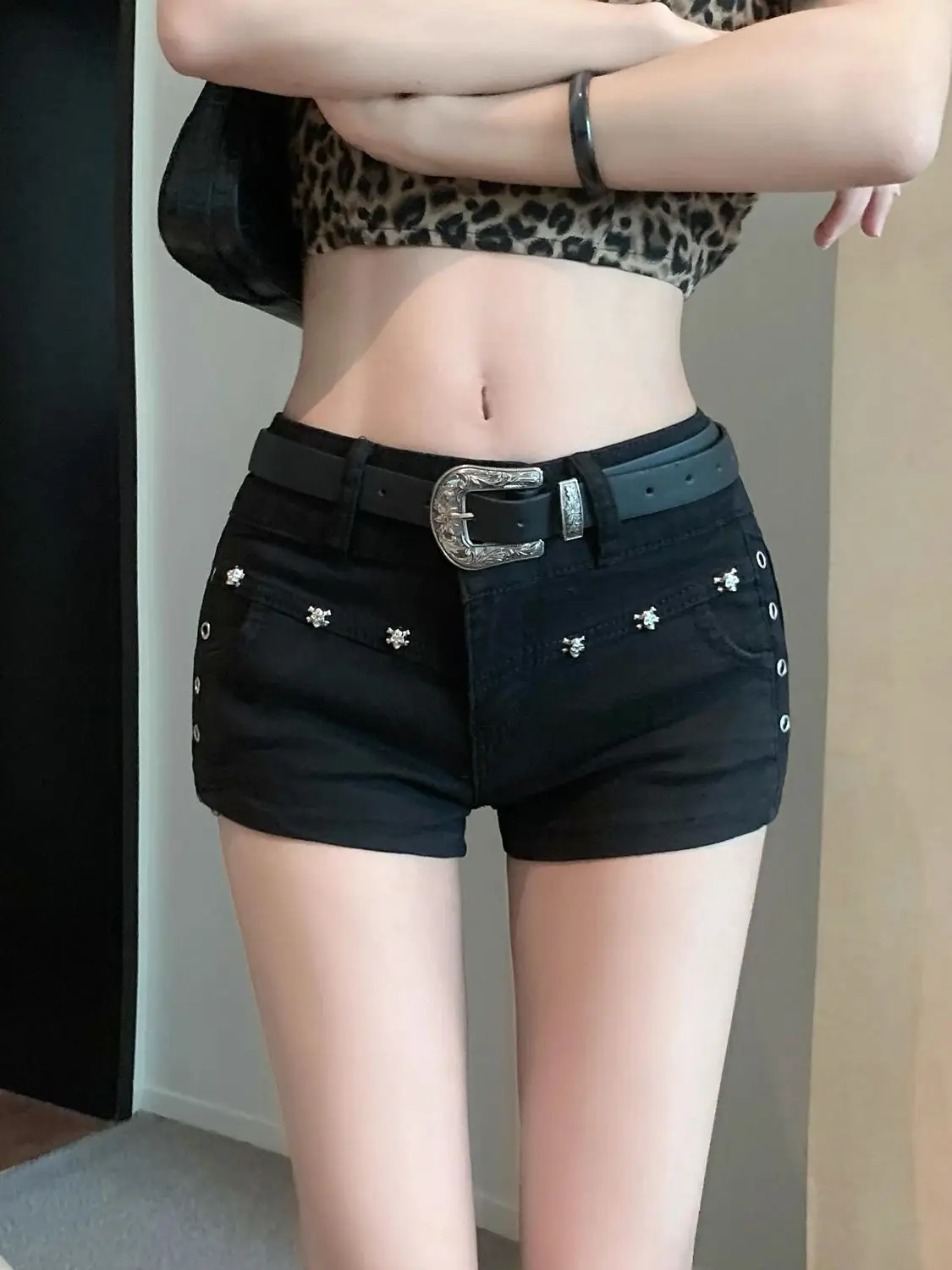 Low Waist Elastic Slimming Bla Denim orts Women's New Sle Hot Pants with Rivets Versatile Casual Cotton Stretch Denim
Low Waist Elastic Slimming Bla Denim orts Women's New Sle Hot Pants with Rivets Versatile Casual Cotton Stretch Denim