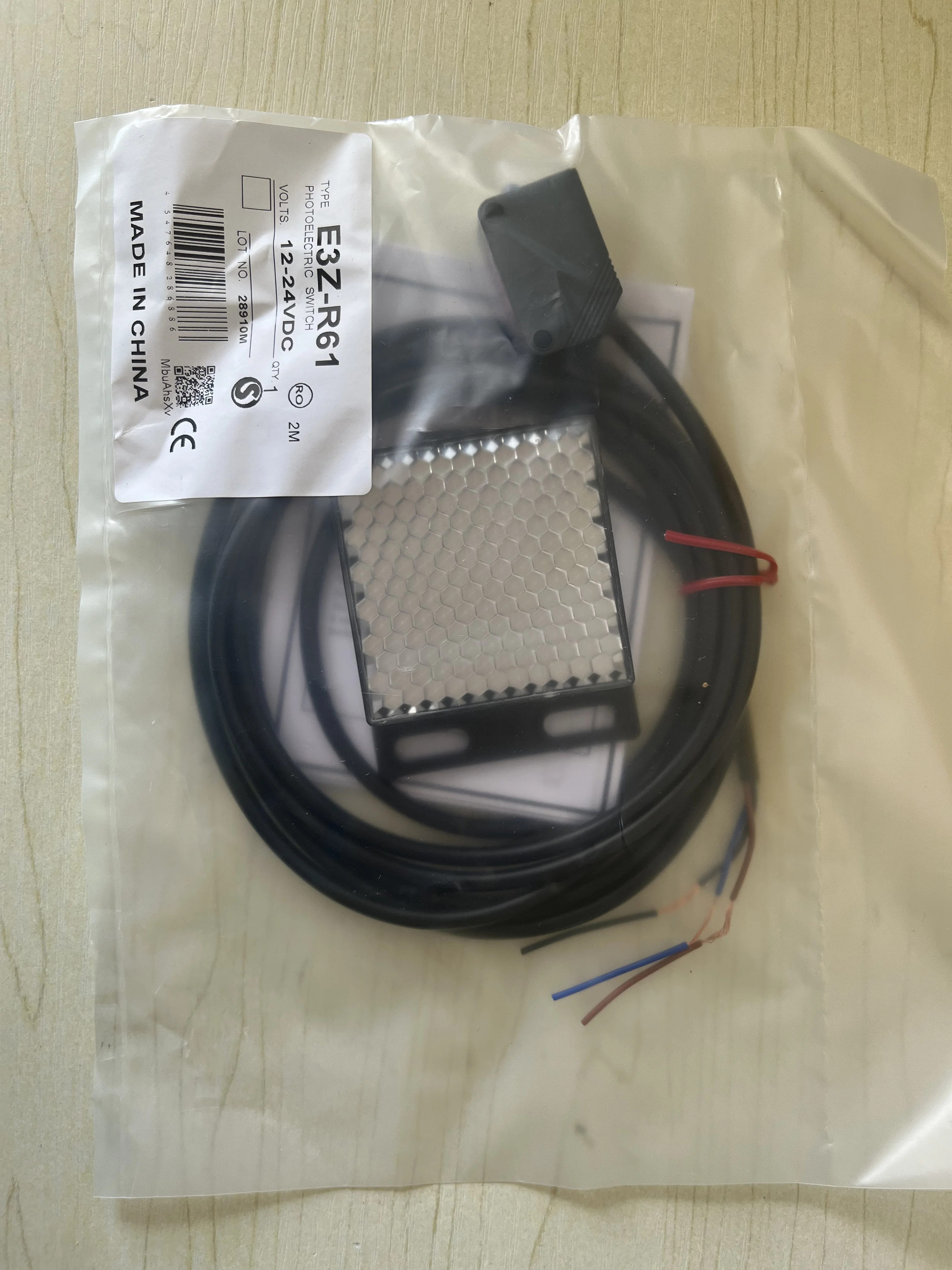 DC12-24V Reflective Electric Switch Photocell E3Z-R61 NPN Output Light Barrier 2m Detect Distance
DC12-24V Reflective Electric Switch Photocell E3Z-R61 NPN Output Light Barrier 2m Detect Distance