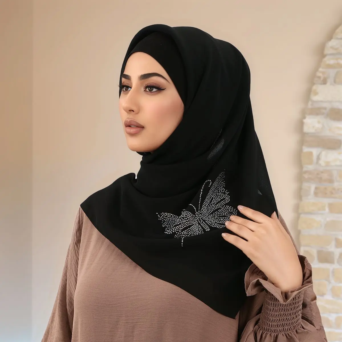 Премиальный шифоновый квадратный шарф, блестящая шаль с бабочкой и стразами, шарф для мусульманских женщин, хиджаб, исламский платок, тюрбан, накидка 90*90 см
Премиальный шифоновый квадратный шарф, блестящая шаль с бабочкой и стразами, шарф для мусульманских женщин, хиджаб, исламский платок, тюрбан, накидка 90*90 см