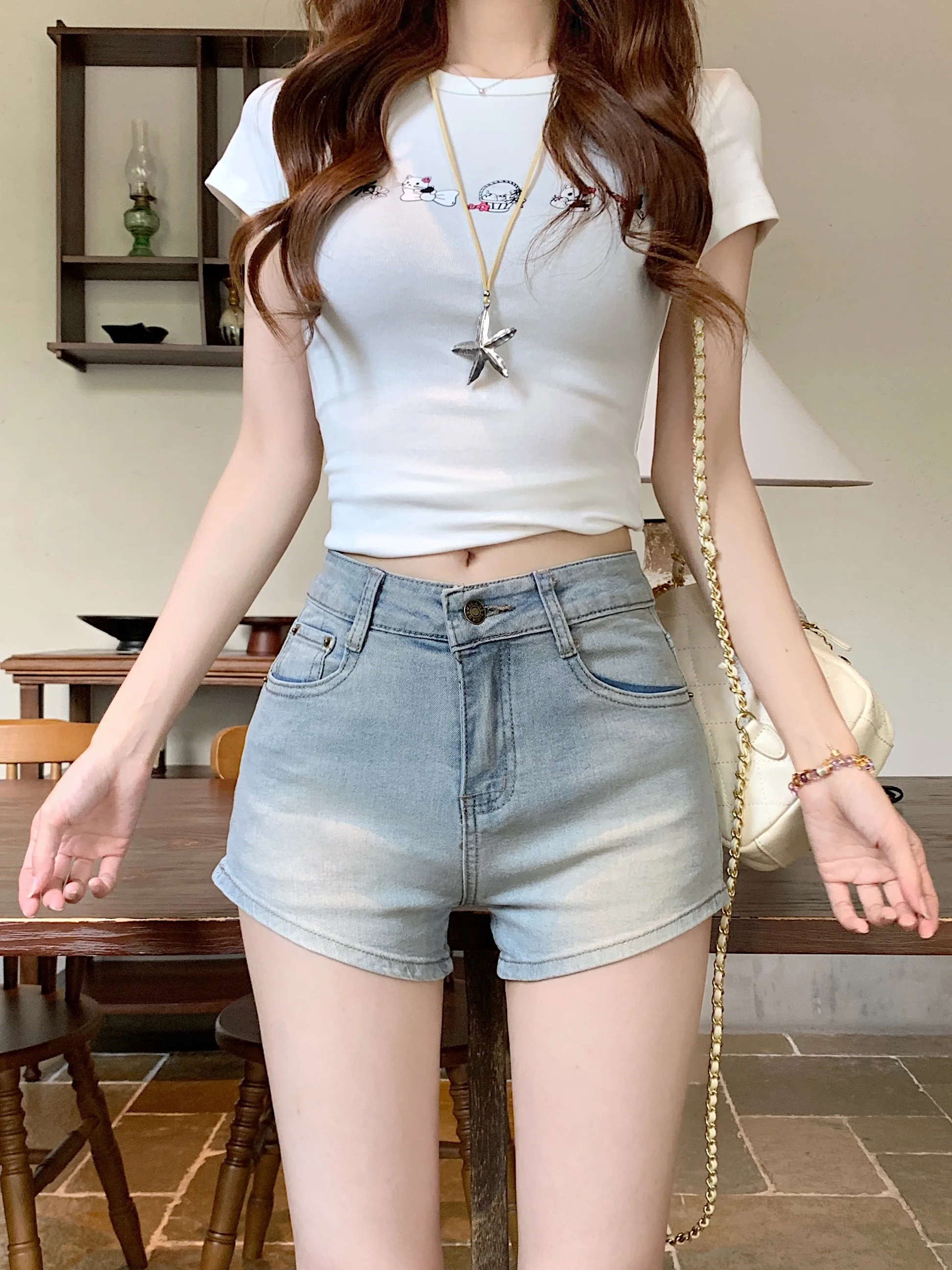 American Sweet And Spicy High Waist Wide Leg Jeans Women's Basic Style Shorts Worn Straight Tube Pants Summer Hot Pants
American Sweet And Spicy High Waist Wide Leg Jeans Women's Basic Style Shorts Worn Straight Tube Pants Summer Hot Pants