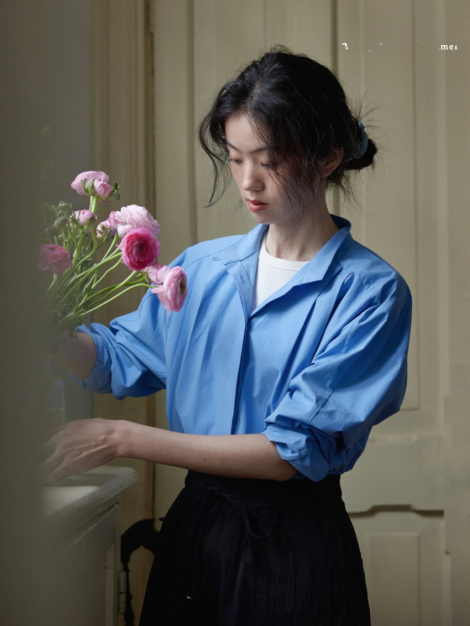 Loose Fit Pure Cotton Shirt with Pleats And Stand Collar Design Nice People 2024 Spring Collection Commute Style Long Sleeve
Loose Fit Pure Cotton Shirt with Pleats And Stand Collar Design Nice People 2024 Spring Collection Commute Style Long Sleeve