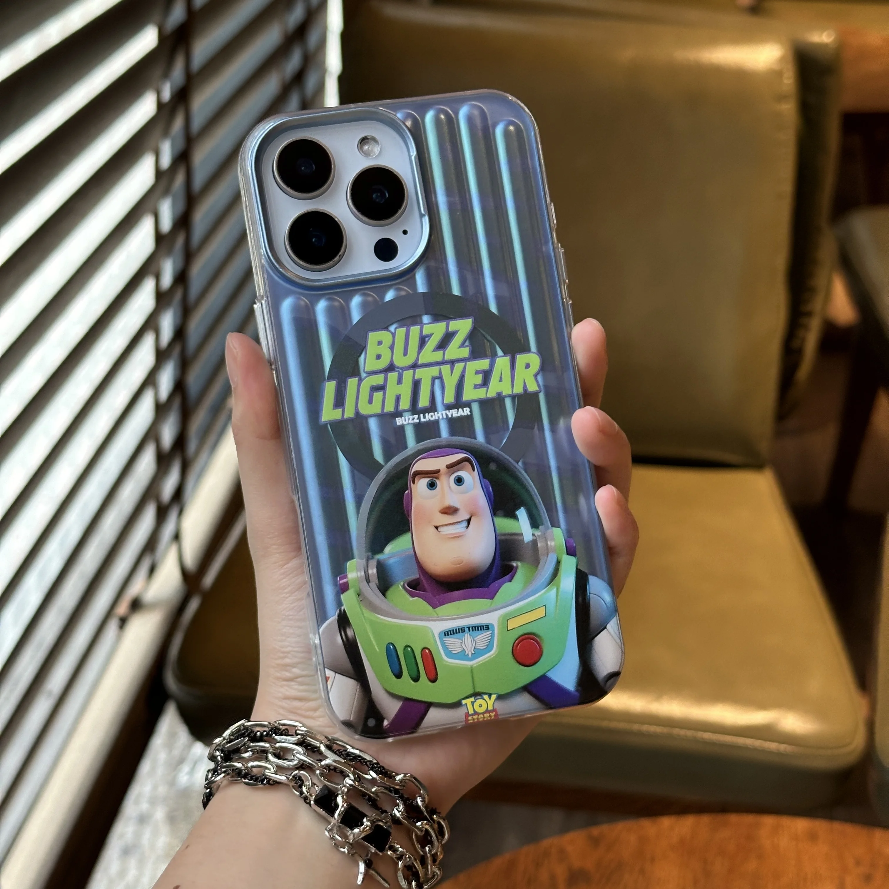 Luggage Box Practical Comfortable Magnetic Mobile Phone Case Toy Story For Buzz Lightyear For iPhone 16 14 15 Pro Max Cartoon
Luggage Box Practical Comfortable Magnetic Mobile Phone Case Toy Story For Buzz Lightyear For iPhone 16 14 15 Pro Max Cartoon
