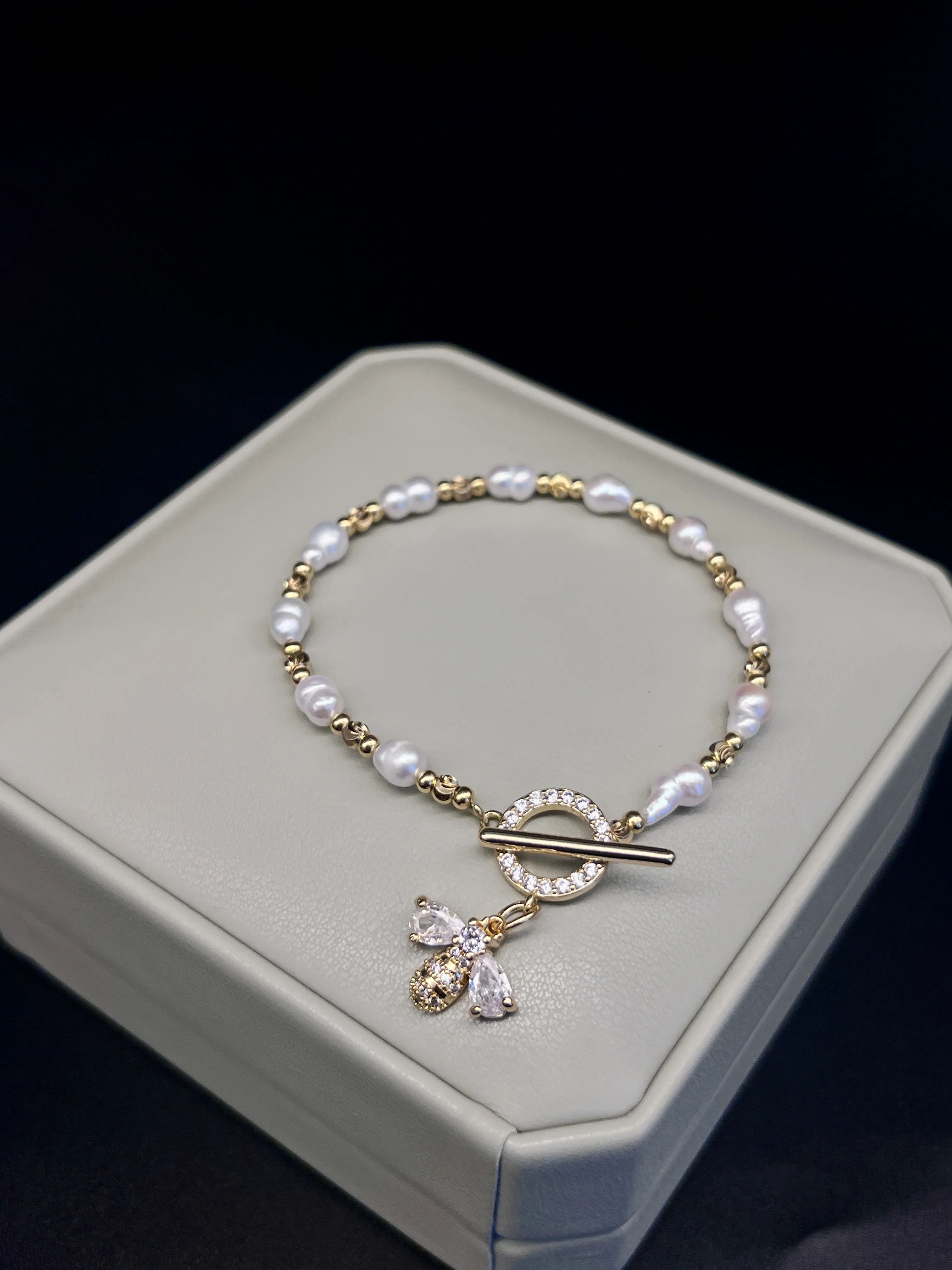 Elegant Freshwater Pearl Beaded Bracelet Women's Bee Charm Toggle Clasp Delicate Gold Color Beaded Chain for Daily Wear Party Je
Elegant Freshwater Pearl Beaded Bracelet Women's Bee Charm Toggle Clasp Delicate Gold Color Beaded Chain for Daily Wear Party Je