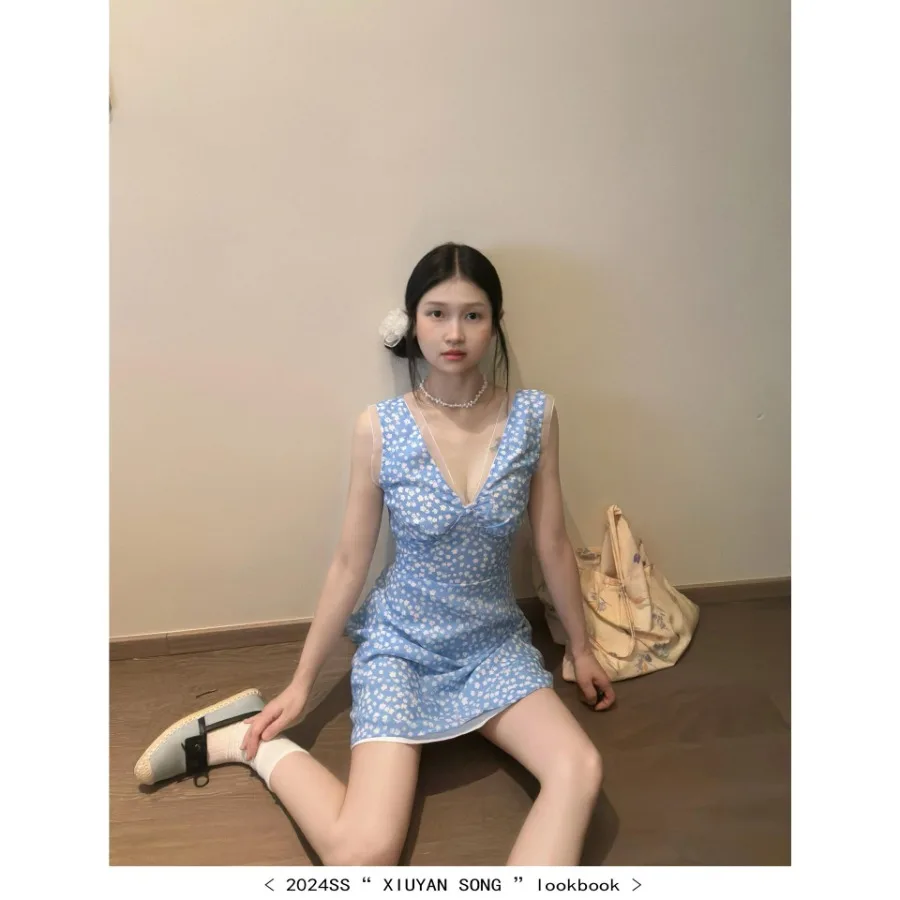 【New style】Korean blue fresh floral v-neck vest dress for women's summer slim holiday style sleeveless waist short skirt
【New style】Korean blue fresh floral v-neck vest dress for women's summer slim holiday style sleeveless waist short skirt