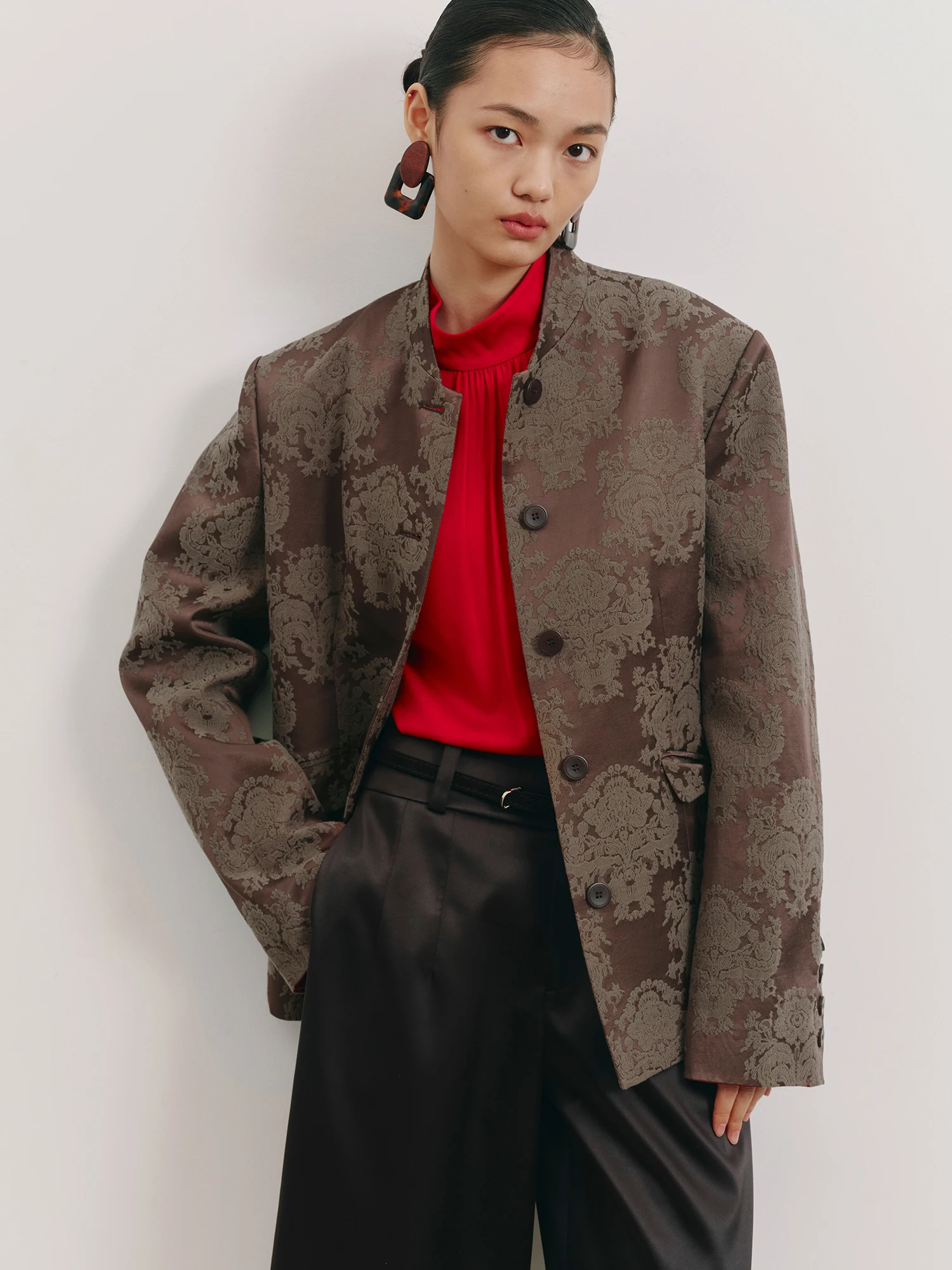 PBlueDot Early Spring 2025 Wide Sle Blue Dot Jaet in e Coffee Color with Embroidery New Chinese Faion Design
PBlueDot Early Spring 2025 Wide Sle Blue Dot Jaet in e Coffee Color with Embroidery New Chinese Faion Design