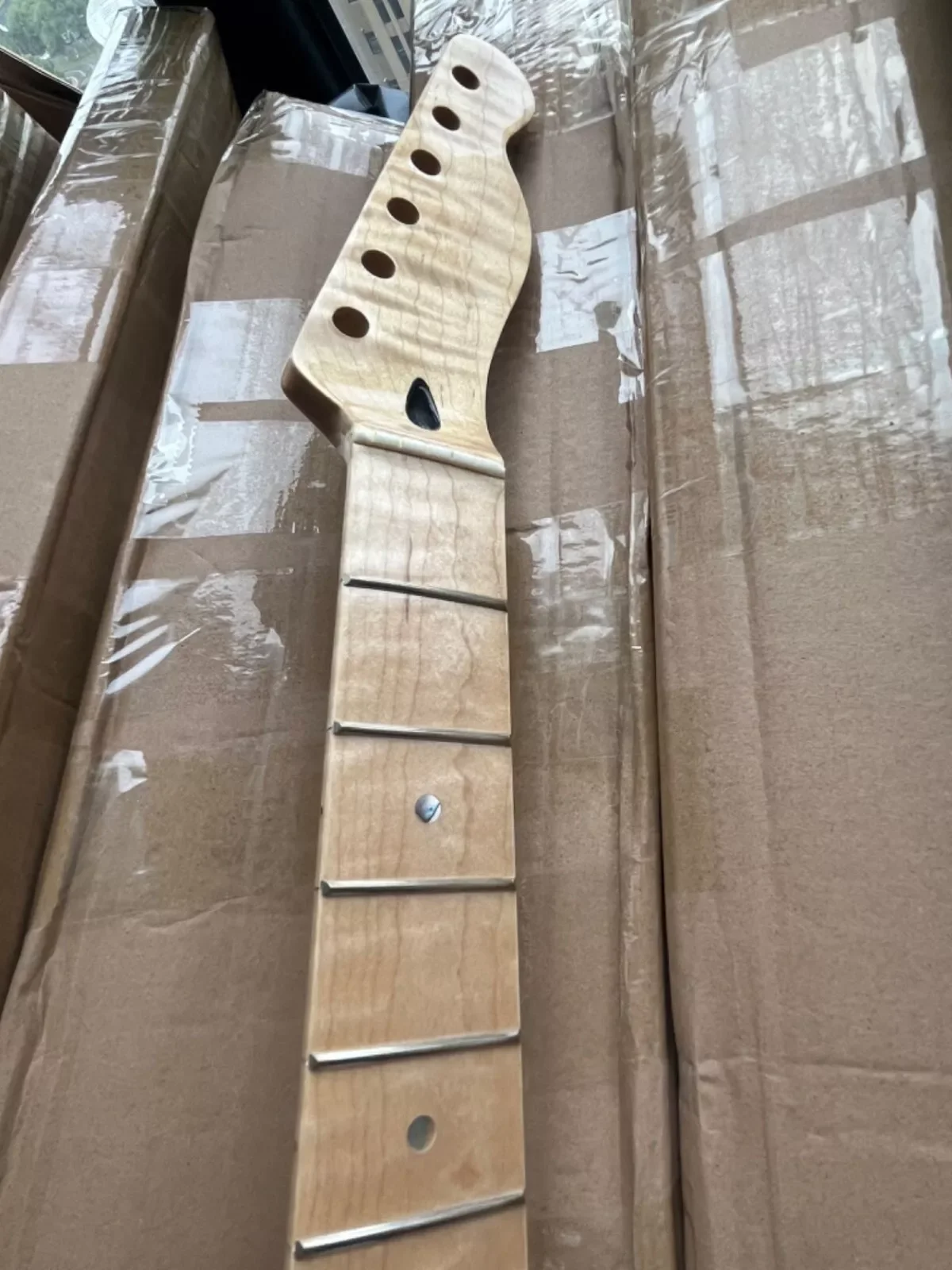 22-grade Tiger roasted flame maple electric guitar neck suitable for replacement parts
22-grade Tiger roasted flame maple electric guitar neck suitable for replacement parts