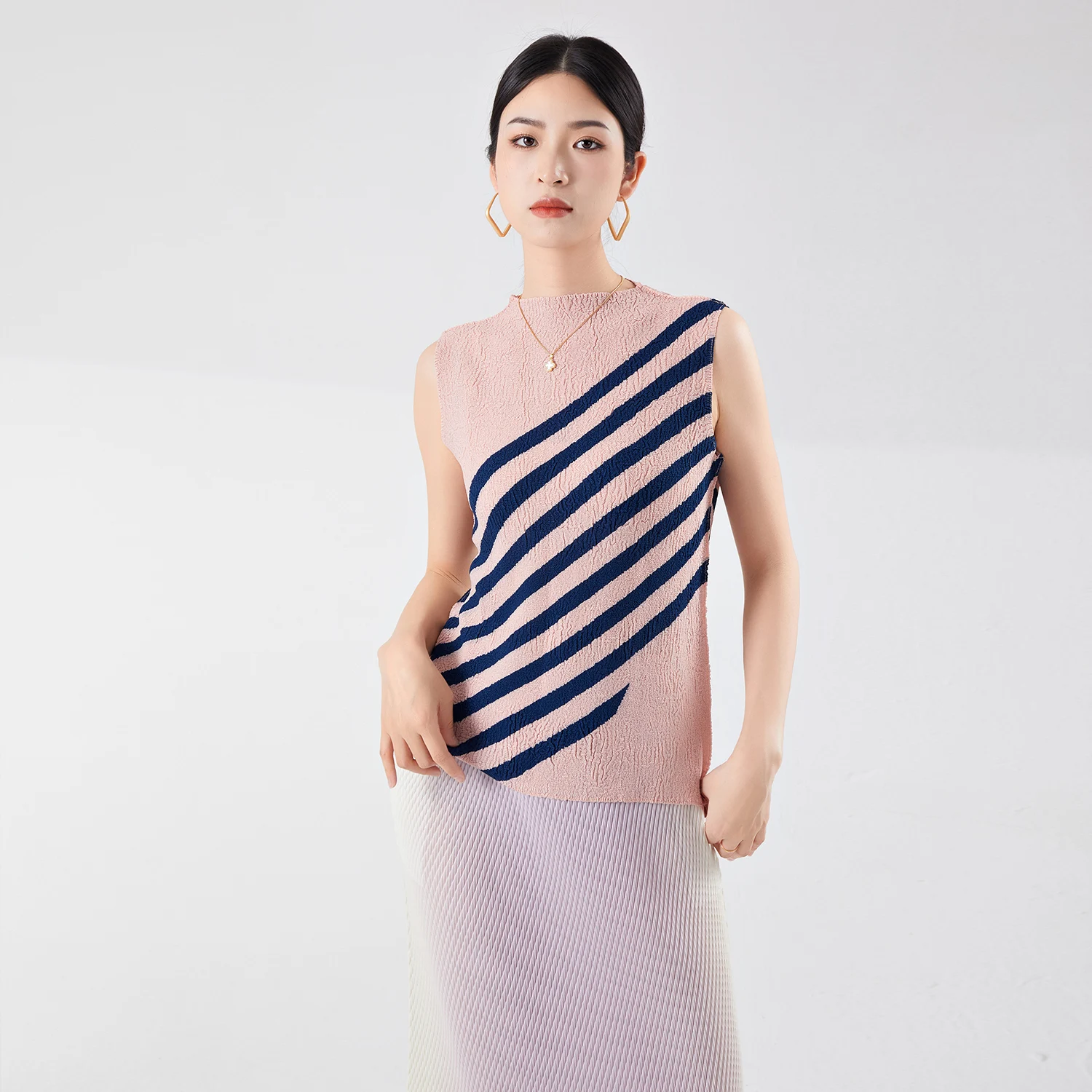 Summer Women's Pleated Sleeveless T-Shirt Temperament Stretch Printed Striped Loose Casual Style Miyake Vest Top
Summer Women's Pleated Sleeveless T-Shirt Temperament Stretch Printed Striped Loose Casual Style Miyake Vest Top