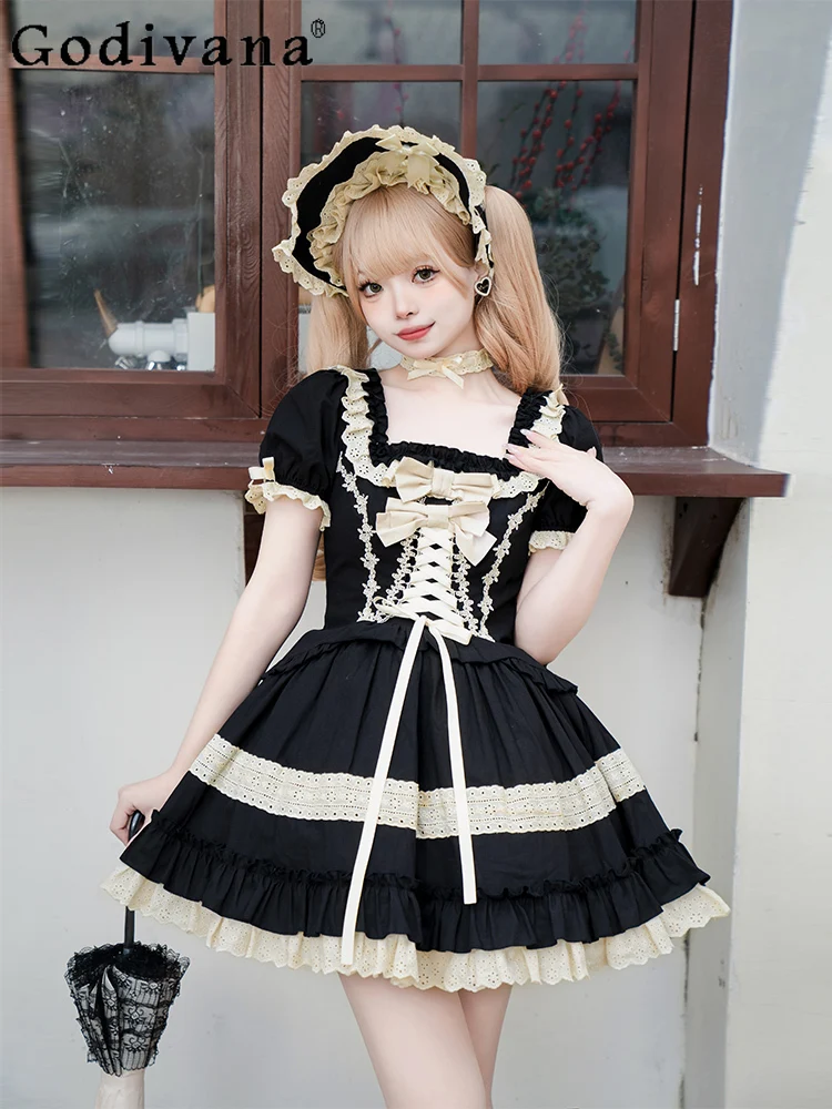 2025 Summer New Square Neck Sweet Bow Elegant Lace Dress Girl Lace-up A-line High Waist Age-reducing Dark Princess Short Dresses
2025 Summer New Square Neck Sweet Bow Elegant Lace Dress Girl Lace-up A-line High Waist Age-reducing Dark Princess Short Dresses