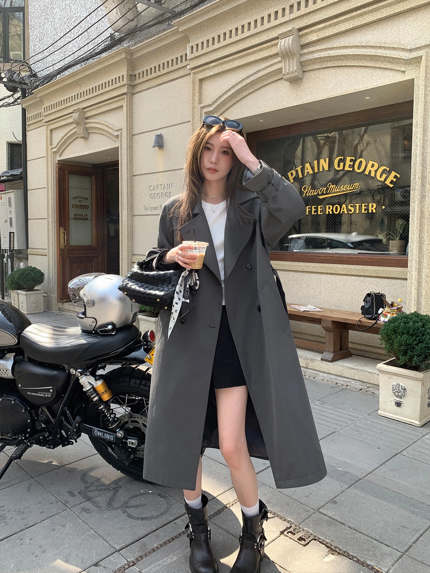 Ele Briti Sle женское длинное пальто двубортный отложной воротник осень Новое поступление модные поездки на работу полиэфирное волокно
Ele Briti Sle женское длинное пальто двубортный отложной воротник осень Новое поступление модные поездки на работу полиэфирное волокно