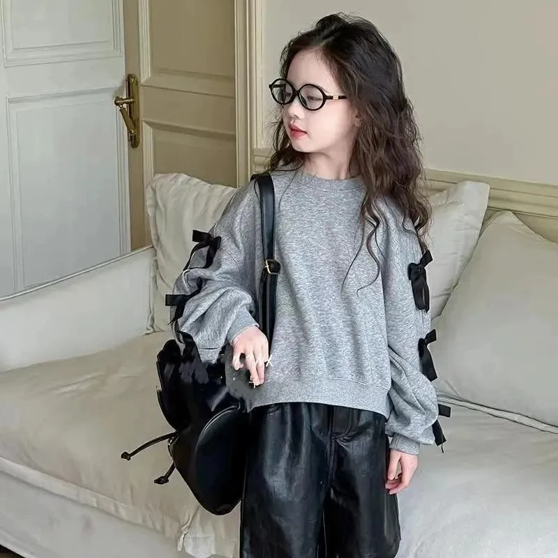 Серый модный осенний свитшот для девочек 2026 года, новая модель с бантом, корейская версия, с длинным рукавом, повседневный топ для девочек, детская одежда
Серый модный осенний свитшот для девочек 2026 года, новая модель с бантом, корейская версия, с длинным рукавом, повседневный топ для девочек, детская одежда