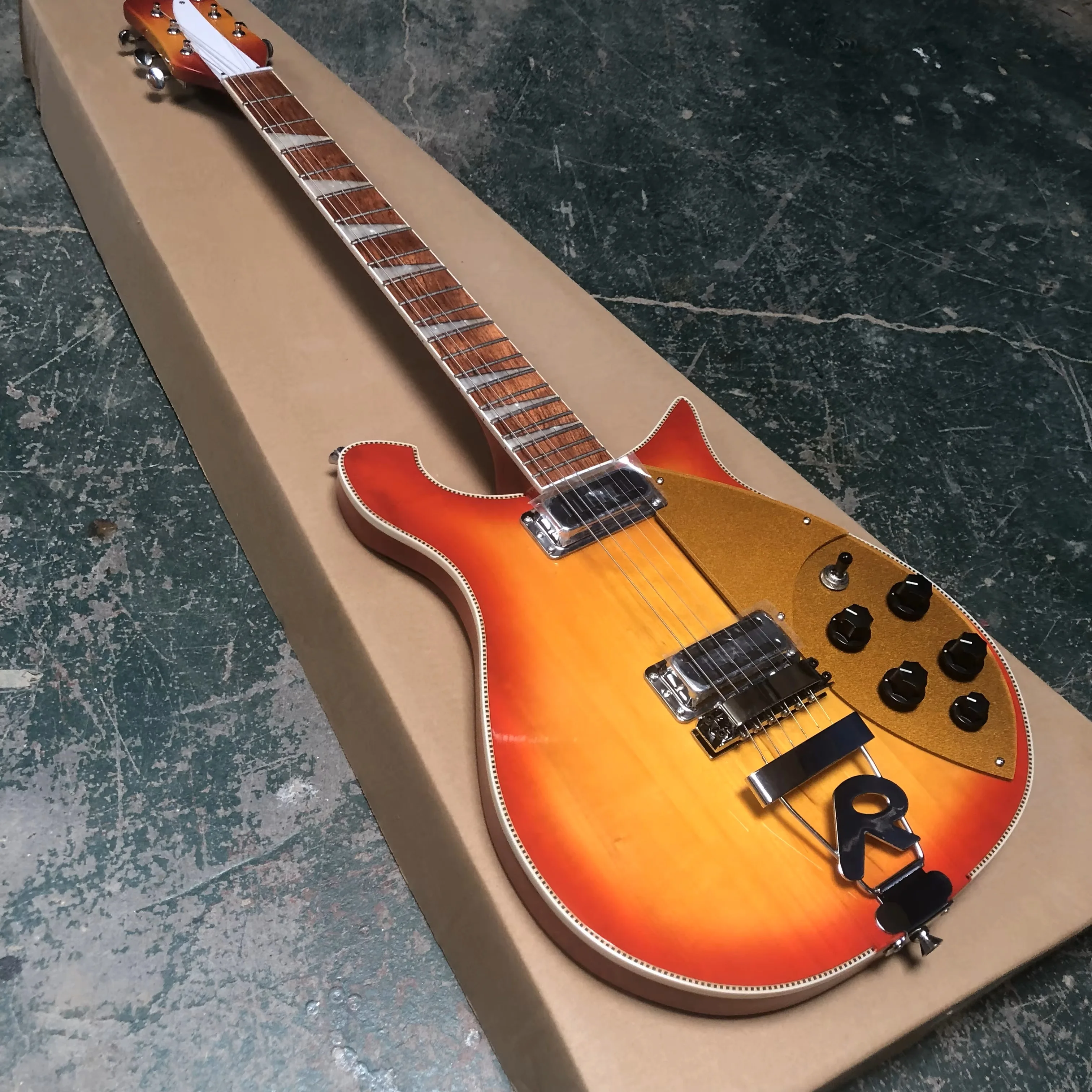 В наличии электрогитара Rickenbacker 660, жареное яйцо цвета томата, оптом и в розницу.
В наличии электрогитара Rickenbacker 660, жареное яйцо цвета томата, оптом и в розницу.