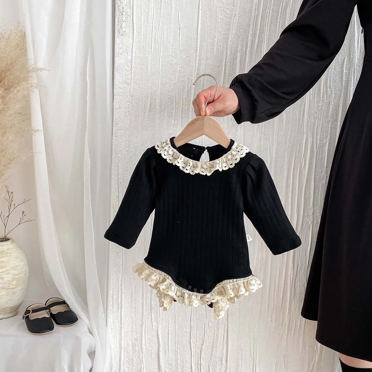 Autumn and Winter Baby Korean Style Lace Round Neck Hollow Pit Strip Long-Sleeved Boomsuit Baby Girl's Hem Lace Boomsuit
Autumn and Winter Baby Korean Style Lace Round Neck Hollow Pit Strip Long-Sleeved Boomsuit Baby Girl's Hem Lace Boomsuit