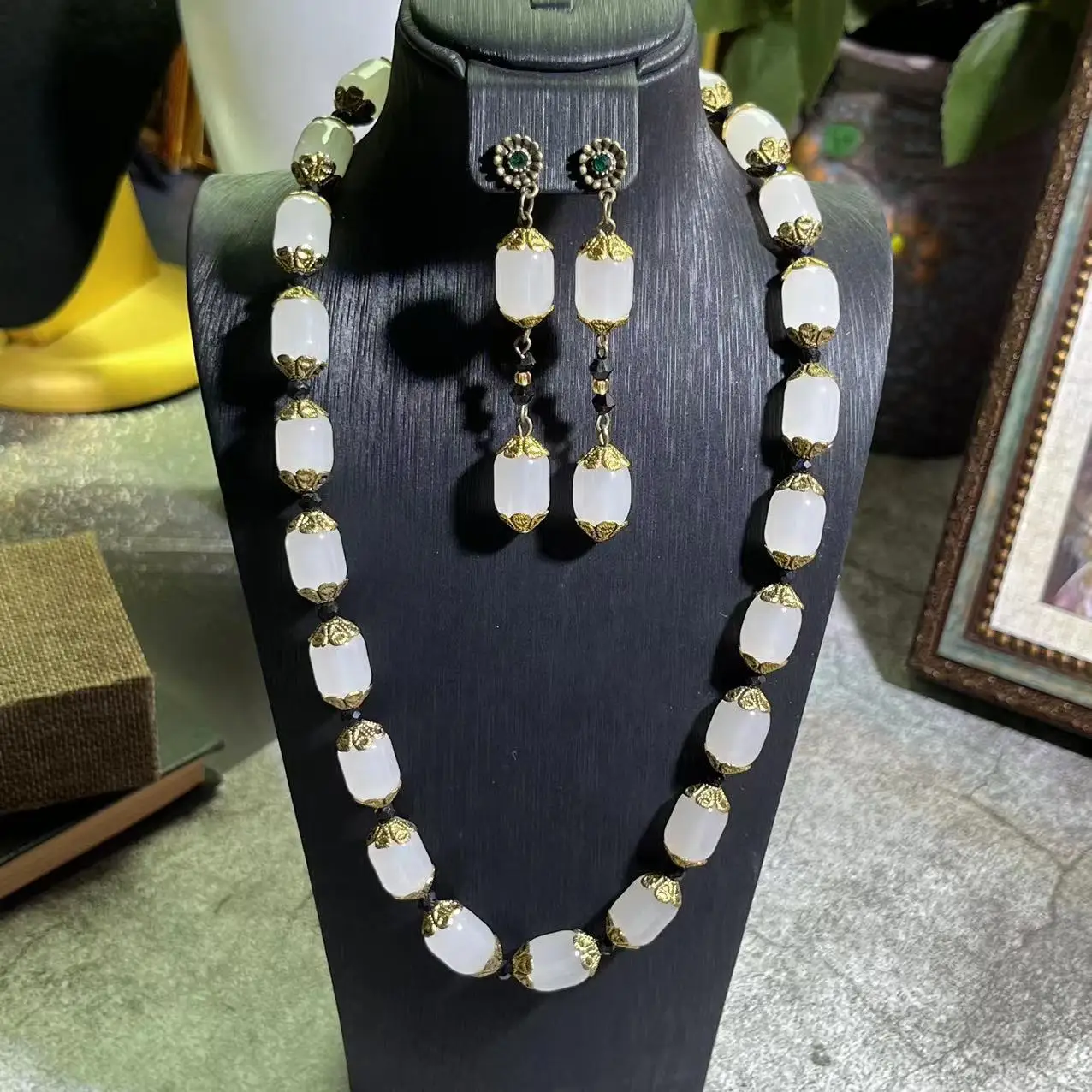 Chinese Style White Necklace Earring Bracelet Three-Piece Suit Vintage Women's Fashion Accessories Original Design Jewelry Sets
Chinese Style White Necklace Earring Bracelet Three-Piece Suit Vintage Women's Fashion Accessories Original Design Jewelry Sets