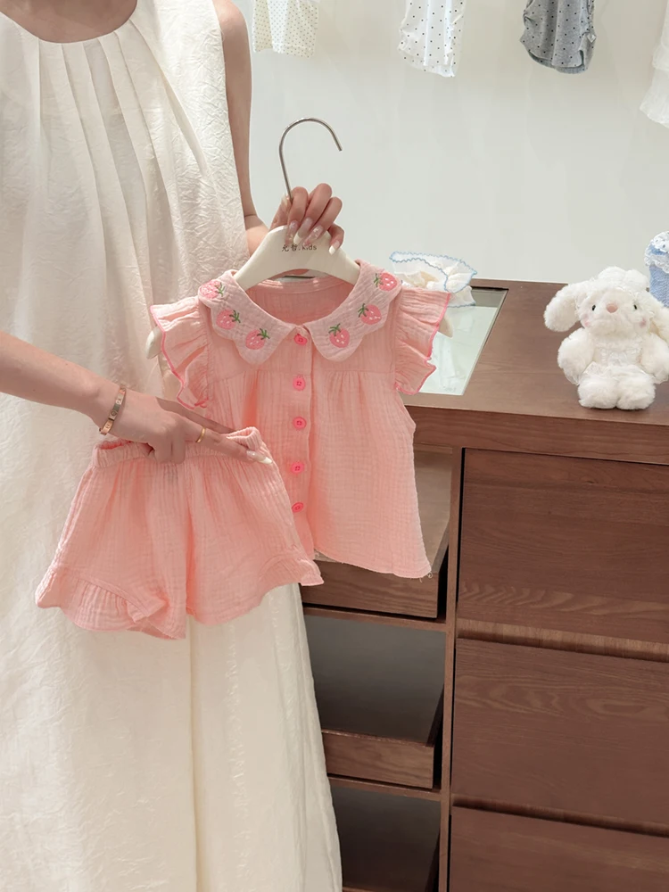 Summer New Sweet Cute Embroidered Strawberry Lace Baby Girl Outfit Cotton Short Sleeve Shirt And Shorts Two Piece Set for Kids
Summer New Sweet Cute Embroidered Strawberry Lace Baby Girl Outfit Cotton Short Sleeve Shirt And Shorts Two Piece Set for Kids