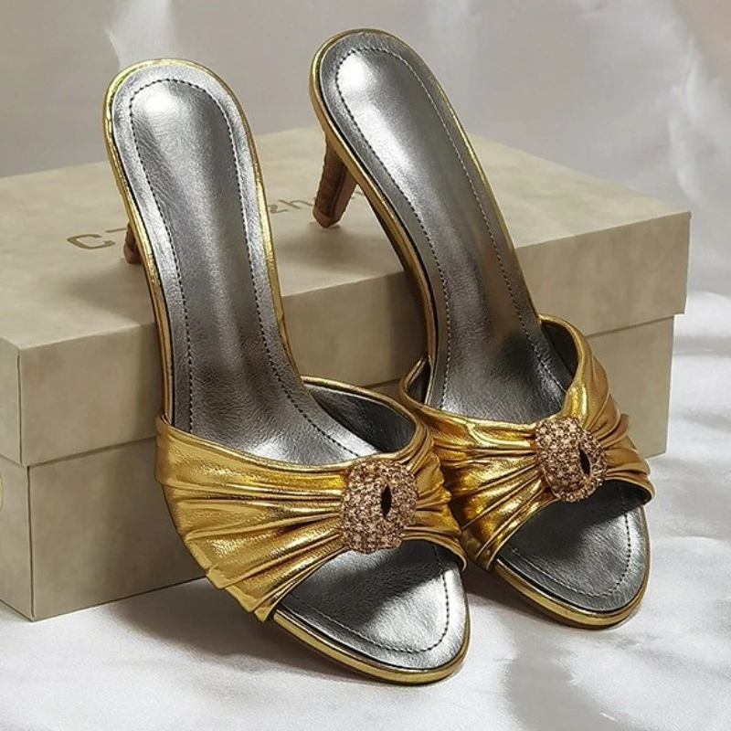 Сексуальные золотые тапочки на высоком каблуке с пряжкой и стразами, женские плиссированные сандалии с открытым носком для взрослых, женские шлепанцы, роскошная обувь для банкета и вечеринки
Сексуальные золотые тапочки на высоком каблуке с пряжкой и стразами, женские плиссированные сандалии с открытым носком для взрослых, женские шлепанцы, роскошная обувь для банкета и вечеринки