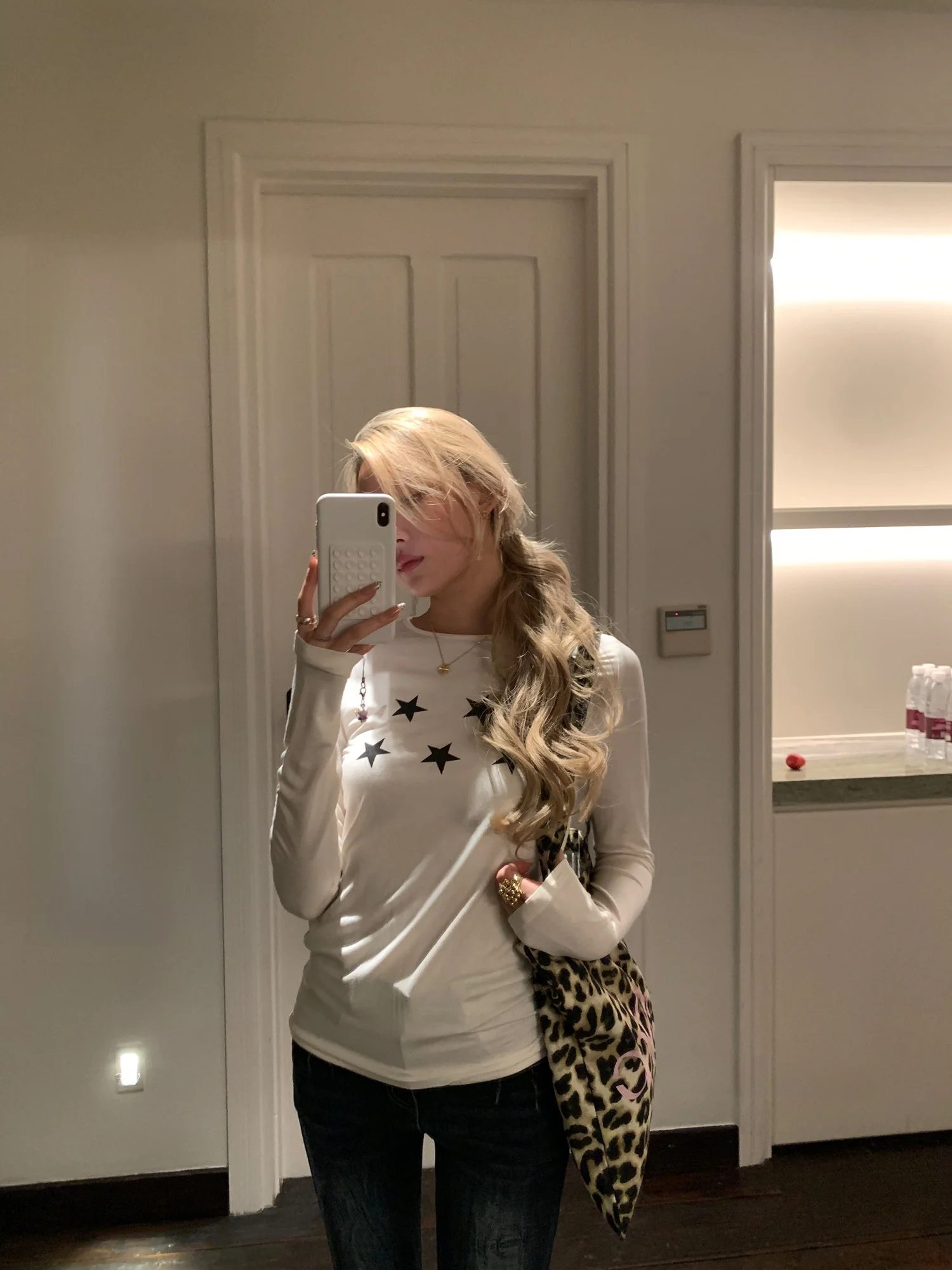 Женская облегающая футболка с длинным рукавом и круглым вырезом, базовая, с принтом звезд, для повседневного использования зимой
Женская облегающая футболка с длинным рукавом и круглым вырезом, базовая, с принтом звезд, для повседневного использования зимой