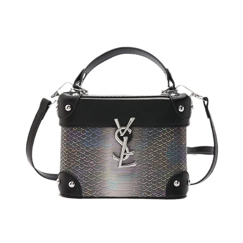 Crossbody Artisan Box 2025, сумка-трансформер с тиснением питона — стеганая бриллиантами и съемная цепочка с замком
Crossbody Artisan Box 2025, сумка-трансформер с тиснением питона — стеганая бриллиантами и съемная цепочка с замком