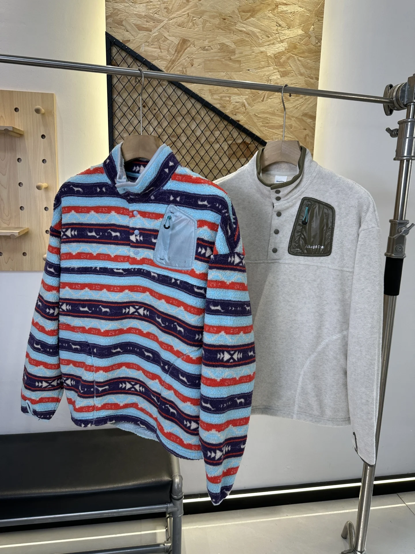 Retro Color Blo Dopane! Outdoor Autumn Winter Warm Striped Hooded Fce Jaet Couple Sle Stand Collar Sweatirt Coat
Retro Color Blo Dopane! Outdoor Autumn Winter Warm Striped Hooded Fce Jaet Couple Sle Stand Collar Sweatirt Coat