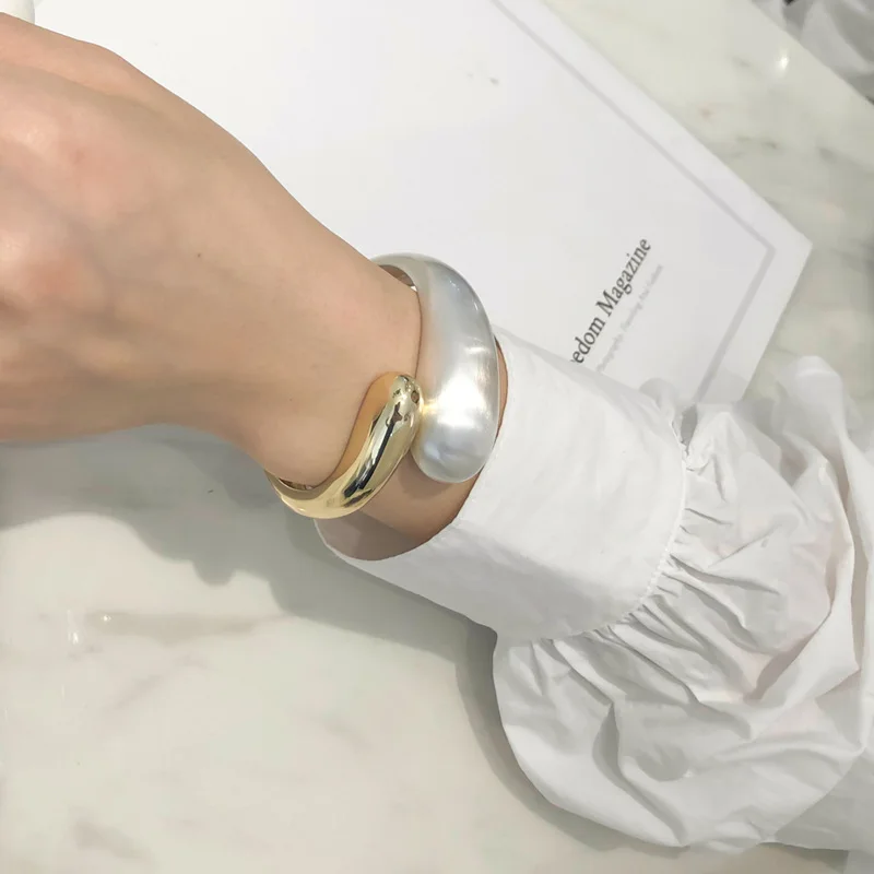 The new European and American popular simple and cold style double-ended two-color stitching open-ended alloy spring wide bracel
The new European and American popular simple and cold style double-ended two-color stitching open-ended alloy spring wide bracel