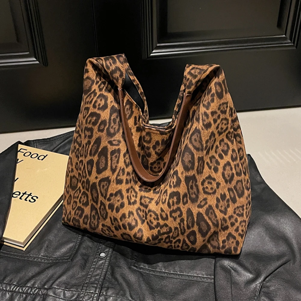 Large Capacity Suede Shoulder Bag Autumn and Winter Vintage Women's Bag Leopard Print Simple Casual Commuter Bag Retro Handbags
Large Capacity Suede Shoulder Bag Autumn and Winter Vintage Women's Bag Leopard Print Simple Casual Commuter Bag Retro Handbags